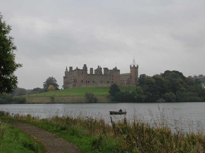 Linlithgow Palace and loch